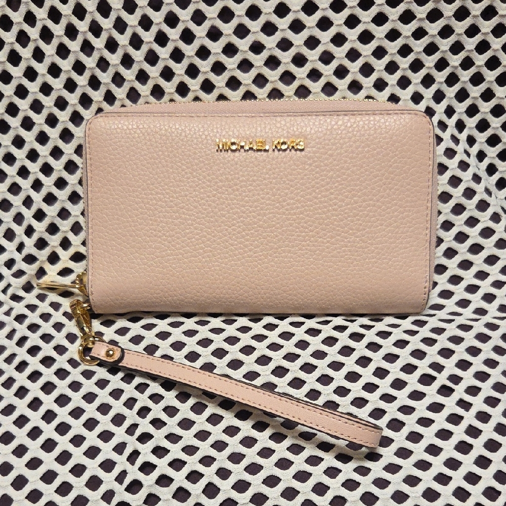 BNWT: Michael Kors Blush Pink Wristlet Wallet (PHONE CASE)